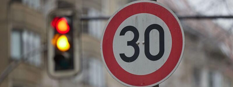 Für Unfallforscher ist besonders das Tempolimit der Schlüssel für sicherere Straßen. (Symbolbild) - Foto: Jörg Carstensen/dpa