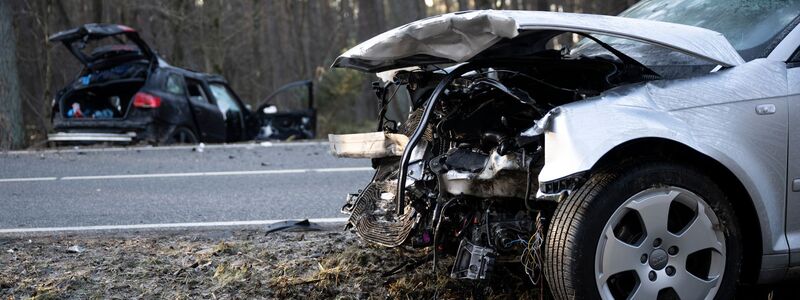 Die Gesamtzahl der Verkehrsunfälle bleibt nahezu konstant. (Symbolbild) - Foto: Philip Dulian/dpa