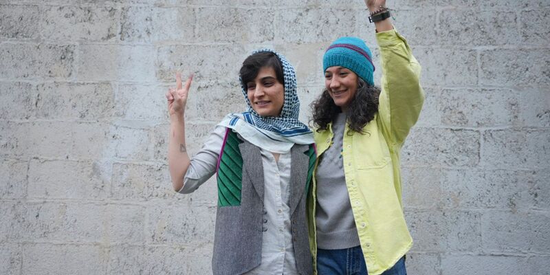 Der Grund für die vorübergehende Festnahme von Elaheh Mohammadi (l) war zunächst unklar. (Archivbild) - Foto: Sahand Taki/Shargh Daily News/AP/dpa