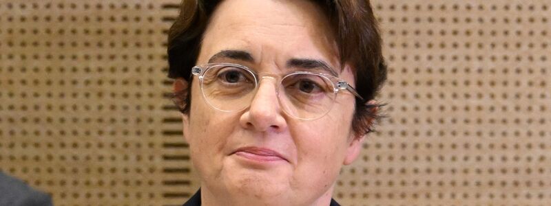 Nach Juwelenraub, mehreren Überschwemmungen und Streiks ist Laurence des Cars als Louvre-Direktorin zurückgetreten. (Archivbild) - Foto: Emma Da Silva/AP/dpa