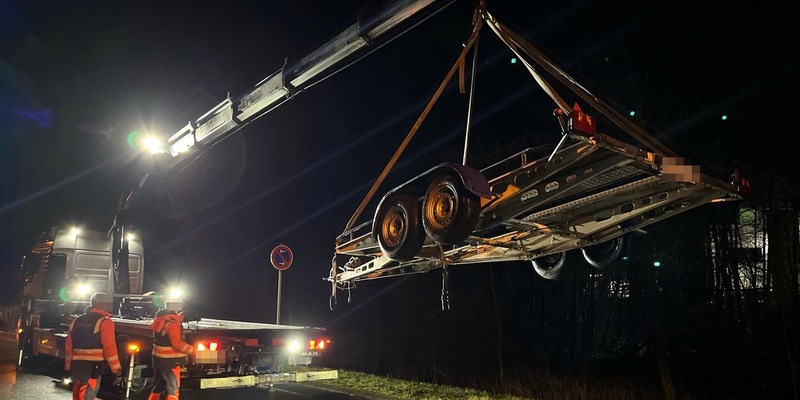 POL-SI: Verkehrsdienst zieht überladenes und verkehrsunsicheres Gespann aus dem Verkehr -#polsiwi - Foto: presseportal.de