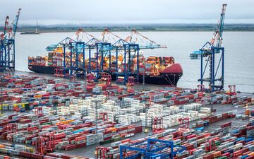 Die neuen Zollentscheidungen von Donald Trump sorgen bei Handelsunternehmen für Unsicherheit: Die EU sieht nun aber positive Signale aus Washington. (Archivbild) - Foto: Sina Schuldt/dpa