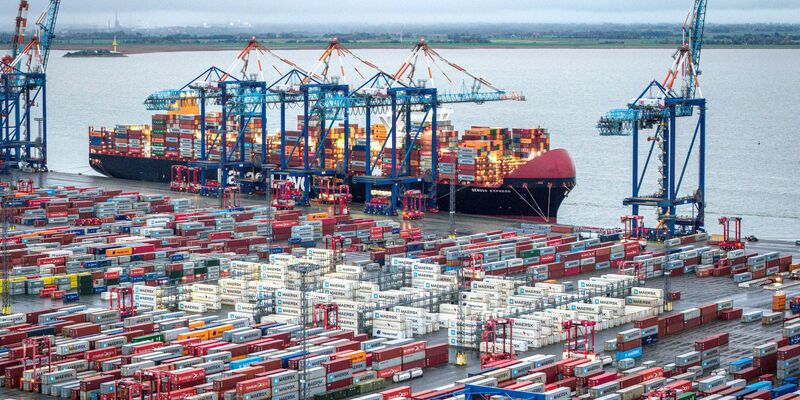 Die neuen Zollentscheidungen von Donald Trump sorgen bei Handelsunternehmen für Unsicherheit: Die EU sieht nun aber positive Signale aus Washington. (Archivbild) - Foto: Sina Schuldt/dpa