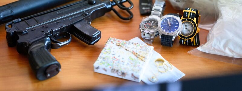 Waffen, Drogen, Luxusuhren - der Zoll wird bei Verbrecherbanden immer wieder fündig. - Foto: Bernd von Jutrczenka/dpa