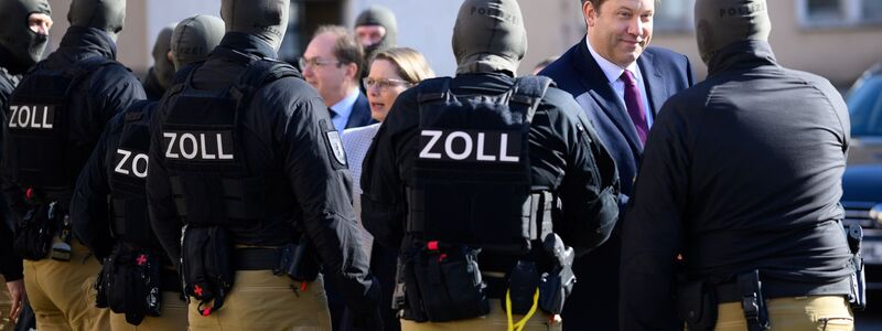 Der Zoll führte den Ministern und der Ministerin eine Festnahme vor. - Foto: Bernd von Jutrczenka/dpa