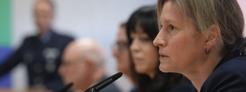 Simone Roeder von der Kripo Koblenz spricht bei der Pressekonferenz über die Ermittlungen. - Foto: Thomas Frey/dpa