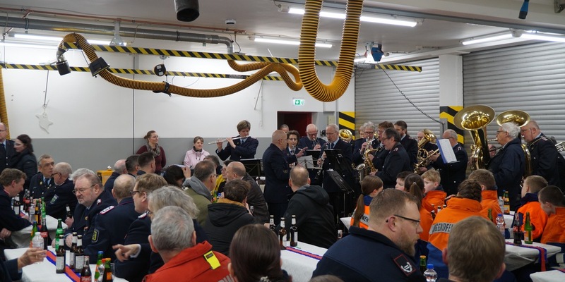 FW Wathlingen: Übergabe eines Tanklöschfahrzeuges und eines Logistikanhängers an die Ortsfeuerwehr Adelheidsdorf - Foto: presseportal.de
