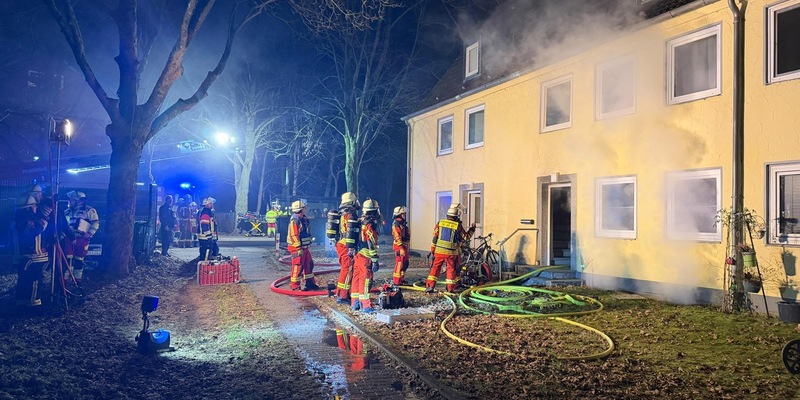 FW Neumünster: Kellerbrand in Mehrfamilienhaus - vier Personen betroffen - Foto: presseportal.de