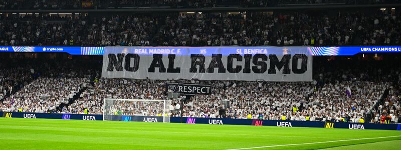 Madrider Fans antworteten nach dem Rassismus-Vorfall im Hinspiel mit diesem Banner. - Foto: Miguel Lemos/ZUMA Press Wire/dpa