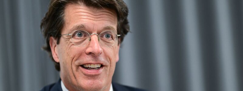 Das Thema humanoide Roboter sei derzeit in aller Munde, sagt Schaeffler-CEO Klaus Rosenfeld. - Foto: Sebastian Christoph Gollnow/dpa