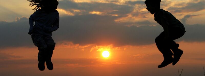 Gemeinsam spielen - sich fremden Kindern kann das anfangs schwerfallen. (Symbolbild) - Foto: Arno Burgi/dpa-Zentralbild/dpa