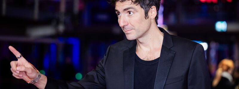 Ilker Çatak gewann für «Gelbe Briefe» den Hauptpreis der Berlinale - hier zu sehen kurz vor der Preisverleihung.  - Foto: Christoph Soeder/dpa