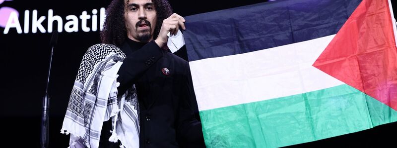 Abdallah Alkhatib kritisierte auf der Bühne bei der Preisverleihung die Bundesregierung. - Foto: Christoph Soeder/dpa