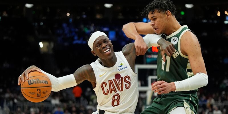 Dennis Schröder (l) stand bei Cleveland in der Startformation. - Foto: Aaron Gash/AP/dpa