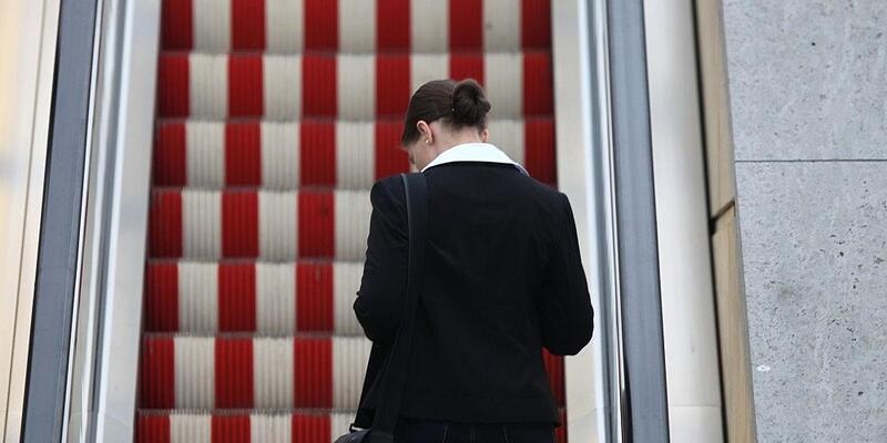 Frau auf einer Rolltreppe (Archiv) - Foto: via dts Nachrichtenagentur