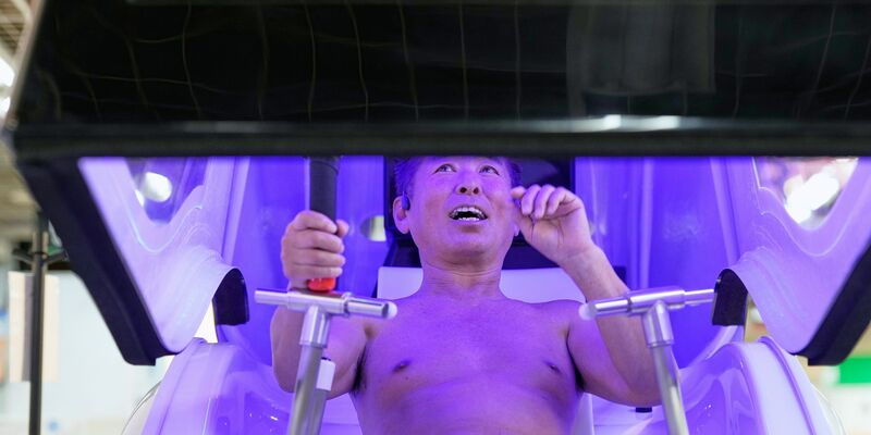 Im Hightechland Japan gibt es jetzt eine Waschmaschine für Menschen.   - Foto: Eugene Hoshiko/AP/dpa