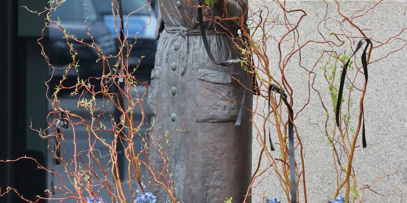 Blumenschmuck für weibliche Statuen und Denkmäler deutschlandweit / Floristik-Branche in Frauenhand - Fleurop setzt im vierten Jahr in Folge ein Zeichen zum Internationalen Frauentag - Foto: presseportal.de