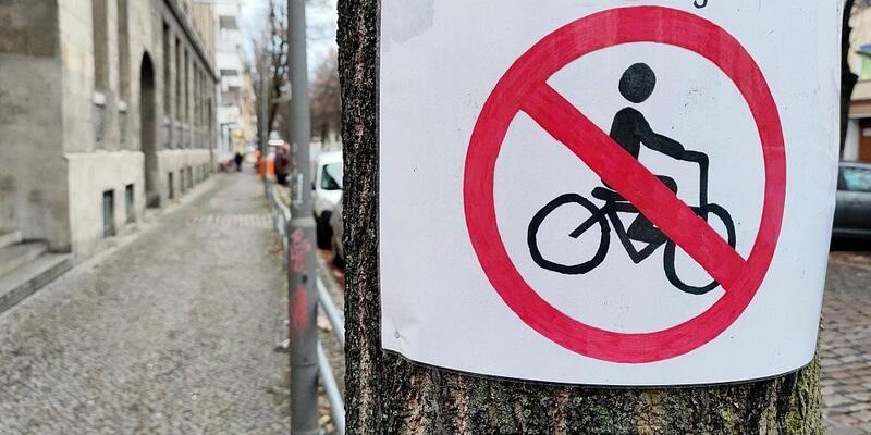 Selbstgemaltes Verbotsschild für Fahrradfahrer (Archiv) - Foto: via dts Nachrichtenagentur