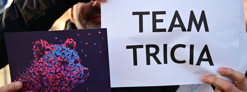 «Team Tricia»: Mitarbeiter stellen sich an die Seite der Festivalleiterin. - Foto: Sebastian Christoph Gollnow/dpa
