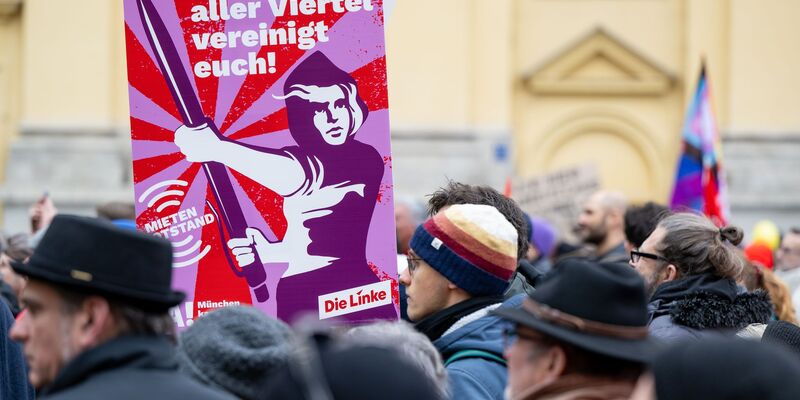 In München und anderen Großstädten formiert sich mittlerweile Widerstand gegen die stetig steigenden Mieten. Anders als Ifo-Präsident Fuest fordern die Demonstranten jedoch eine Verschärfung der Mietpreisbremse. (Archivbild) - Foto: Lennart Preiss/dpa
