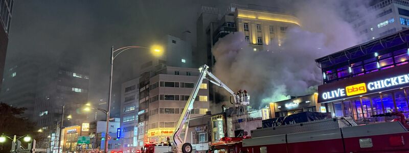 Ein Feuer ist in einem Restaurant im Stadtzentrum von Seoul, direkt hinter dem Rathaus, ausgebrochen. - Foto: Fabian Kretschmer/dpa