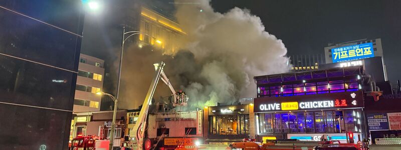 Bislang gibt es noch keine bestätigten Informationen über mögliche Opfer des Brandes. - Foto: Fabian Kretschmer/dpa