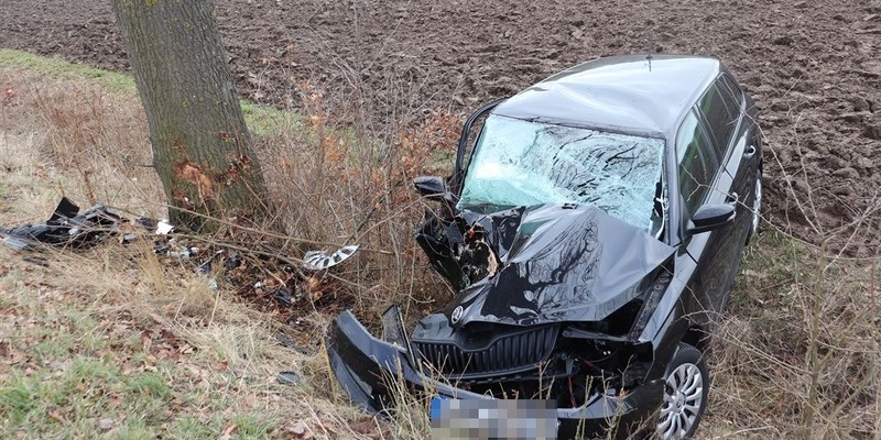 POL-HX: 27-Jährige kommt von der Straße ab und prallt gegen Baum - Foto: presseportal.de