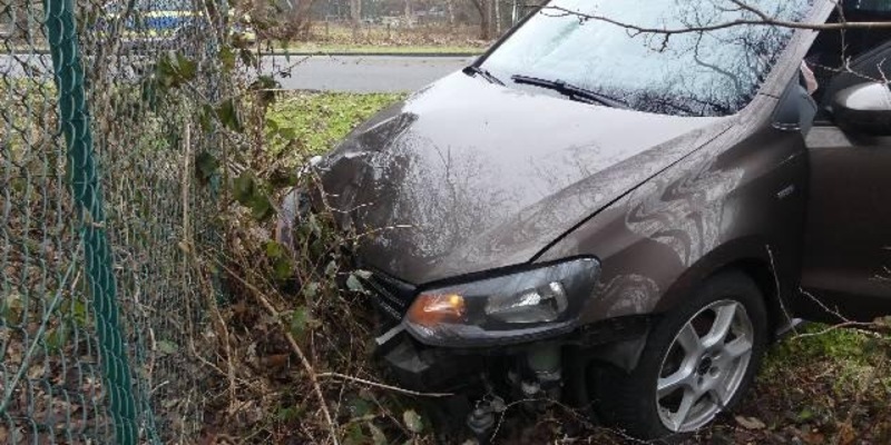 POL-CUX: Verkehrsunfall aufgrund eines technischen Defekts in der Wingst - Fahrzeugführerin leicht verletzt (Foto im Anhang) - Foto: presseportal.de