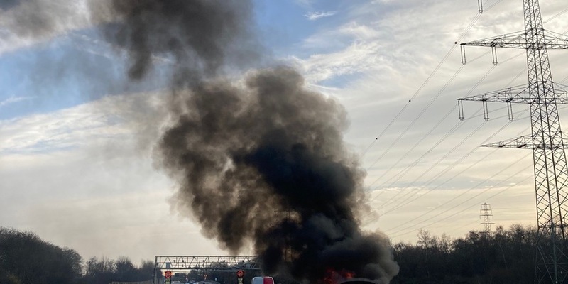 FW-OB: PKW-Brand auf der A42 sorgt für Verkehrsbehinderungen - Foto: presseportal.de