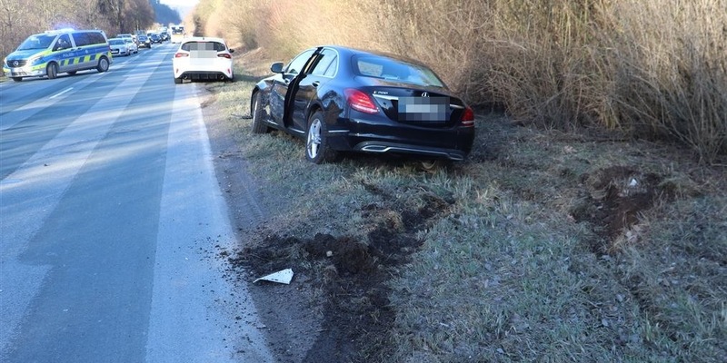POL-HX: Seniorin übersieht beim Abbiegen Pkw - Polizei sucht Zeugen - Foto: presseportal.de