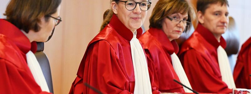 Die Vizepräsidentin des Gerichts, Ann-Katrin Kaufhold, eröffnet die Verhandlung. - Foto: Uli Deck/dpa