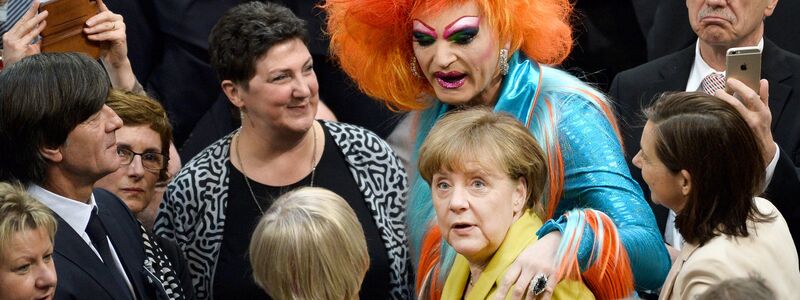 Unerwartetes Zusammentreffen: Kanzlerin Angela Merkel und Travestiekünstlerin Olivia Jones in der Bundesversammlung 2017. (Archivbild) - Foto: picture alliance / Gregor Fischer/dpa