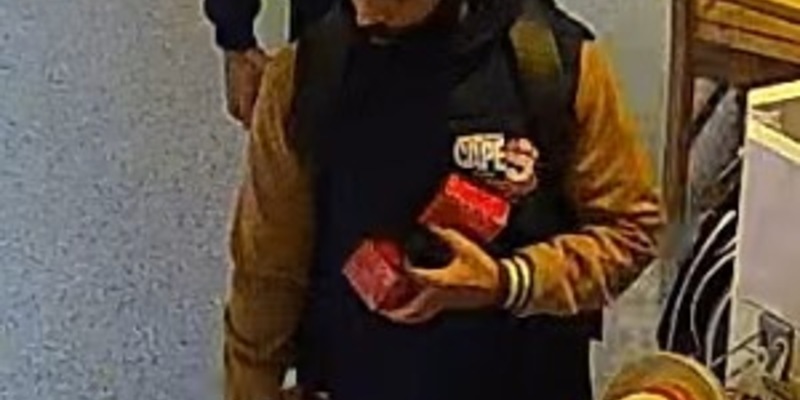 POL-SBR-BURB: Öffentlichkeitsfahndung nach räuberischem Diebstahl in DM-Filiale / Wer kennt die beiden unbekannten Täter? - Foto: presseportal.de