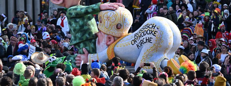 Besonders ein zwischen Kremlchef Wladimir Putin und Patriarch Kirill als Karikatur dargestellter Oralverkehr ist Gegenstand des umstrittenen Gerichtsverfahrens gegen den Karnevalisten Jacques Tilly. (Archivbild) - Foto: Federico Gambarini/dpa