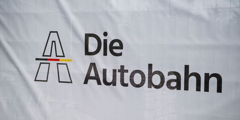 Die rund 14.000 Beschäftigten der Autobahn GmbH bekommen mehr Geld. - Foto: Daniel Vogl/dpa