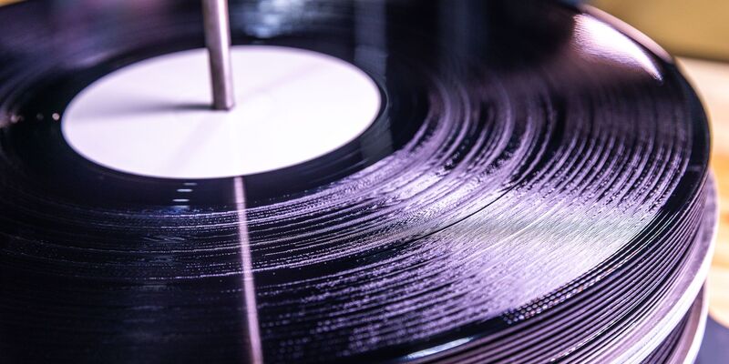 Es gibt einen Retrotrend zur Vinylschallplatte. (Symbolbild) - Foto: Jens Büttner/dpa/dpa-tmn