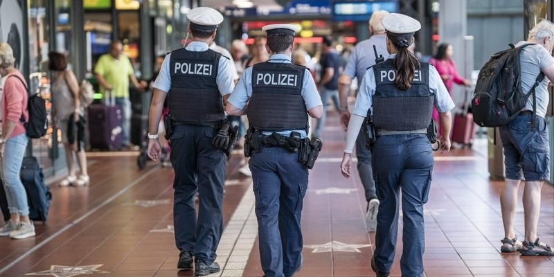 BPOL-HH: Hauptbahnhof: Aufbruch in einem Café - Mann entwendet Softgetränke und Bargeld - Festnahme und Haftzuführung durch Bundespolizei - Foto: presseportal.de