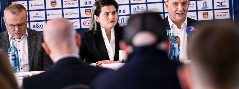 Der Ausschluss von zwei Journalisten von der Pressekonferenz der Deutschen Eisschnelllauf- und Shorttrack-Gemeinschaft mit Präsident Mathias Große (r) sorgte für Empörung. - Foto: Britta Pedersen/dpa
