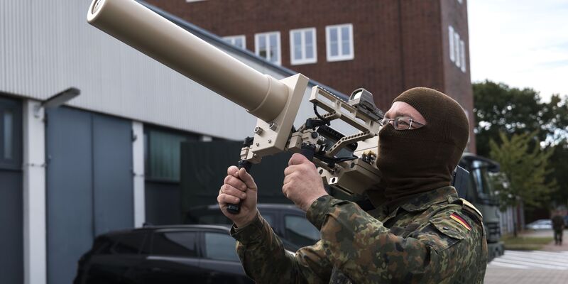 Die Streitkräfte dürfen bei der Abwehr von Drohnen in Zukunft Amtshilfe leisten - notfalls auch mit Waffengewalt. (Archivbild)  - Foto: Marcus Golejewski/dpa