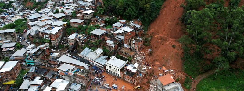 Mehrere Häuser sind bei den Überschwemmungen eingestürzt. - Foto: Silvia Izquierdo/AP/dpa
