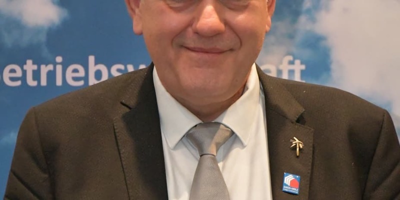 Wahl des Präsidiums im Dachdeckerverband / Dirk Bollwerk im Amt als ZVDH-Präsident bestätigt / Felix Schneider ist neuer ZVDH-Vizepräsident - Foto: presseportal.de