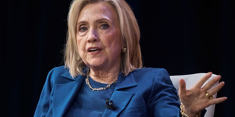 Die frühere US-Außenministerin Hillary Clinton hat bei einer Befragung vor dem US-Parlament jede Kenntnis von Straftaten des verurteilten Sexualstraftäters Jeffrey Epstein zurückgewiesen.  - Foto: Andres Kudacki/FR170905 AP/AP/dpa