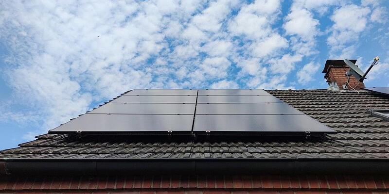 Solarzellen auf Hausdach (Archiv) - Foto: via dts Nachrichtenagentur