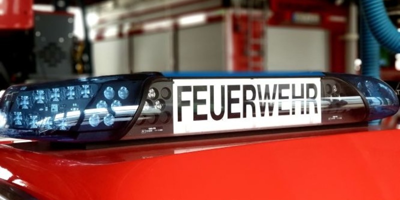 FW-OB: Feuer in Lagerhalle eines Entsorgungsbetriebes schnell unter Kontrolle - Foto: presseportal.de