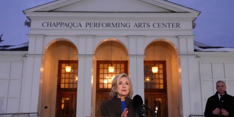 Hillary Clinton tritt nach ihrer Aussage vor einem Ausschuss des US-Kongresses im Zuge der Aufarbeitung des Epstein-Skandals vor die Presse. - Foto: Yuki Iwamura/AP/dpa