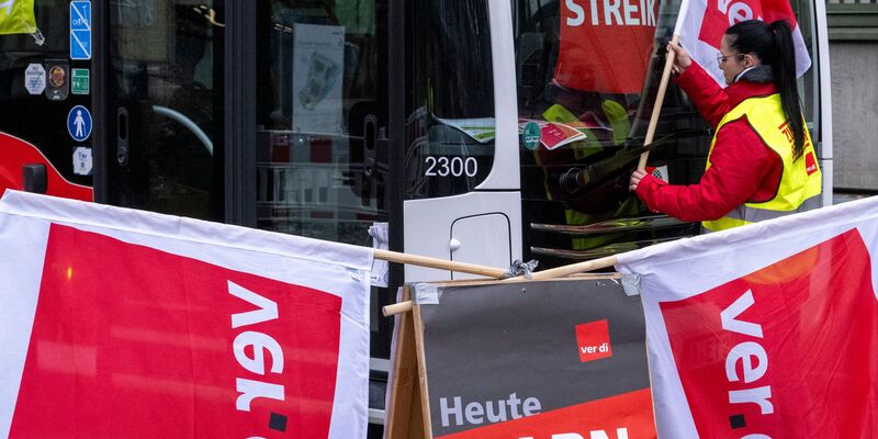 Bundesweit fallen heute und vielerorts auch morgen Busse und Bahnen aus - wegen Warnstreiks. (Archivbild) - Foto: Stefan Puchner/dpa
