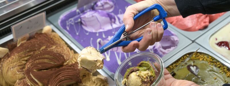 Im Sommer sind Sorbets und Fruchteissorten sehr beliebt. (Archibild) - Foto: Heiko Rebsch/dpa