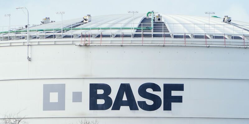 BASF in Ludwigshafen: Kostendruck, hohen Energiepreisen und einer zu geringen Auslastung am Stammwerk. (Archivbild) - Foto: Uwe Anspach/dpa