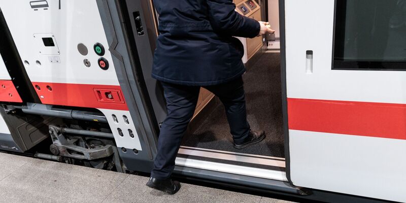 Der Fernverkehr bei der Deutschen Bahn soll komfortabler werden. (Archivbild) - Foto: Carsten Koall/dpa