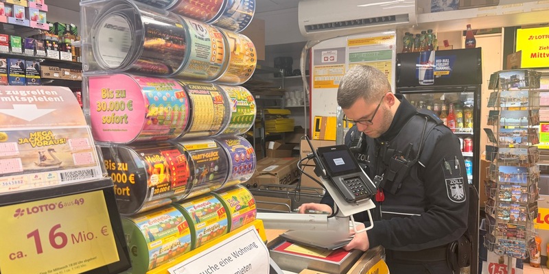 HZA-HH: Streik im Nahverkehr - Kontrollen durch den ZOLL // ZOLL prüft 18 Kioske entlang der U-Bahn Linie - Foto: presseportal.de
